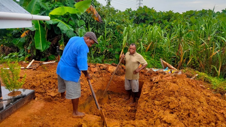 Angka Kematian Naik, Penggali Kubur di Permakaman Covid di Sorong Kelelahan