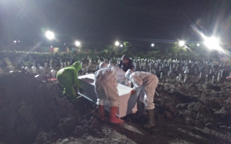 Cerita Petugas Pemakaman Covid-19 di Surabaya, Bawa HP saat Mandi Siap Terima Perintah