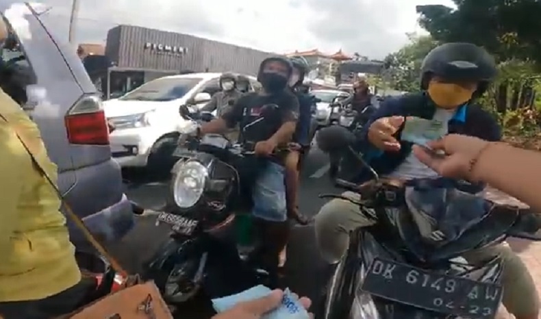 Viral YouTuber Agus Ariawan Keliling Kota Bagi-Bagi Uang di Denpasar