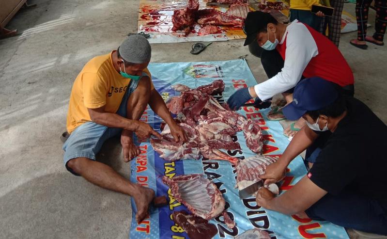 PPKM Darurat, Warga Kabupaten Semarang Bagikan Daging Kurban dari Pintu ke Pintu