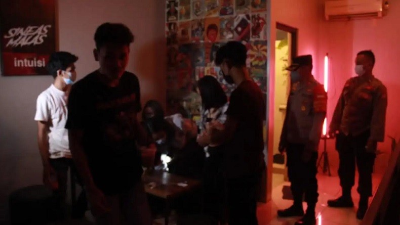 Kafe di Bekasi Nekat Buka Malam Takbir Idul Adha, Pengunjung Dibubarkan Petugas