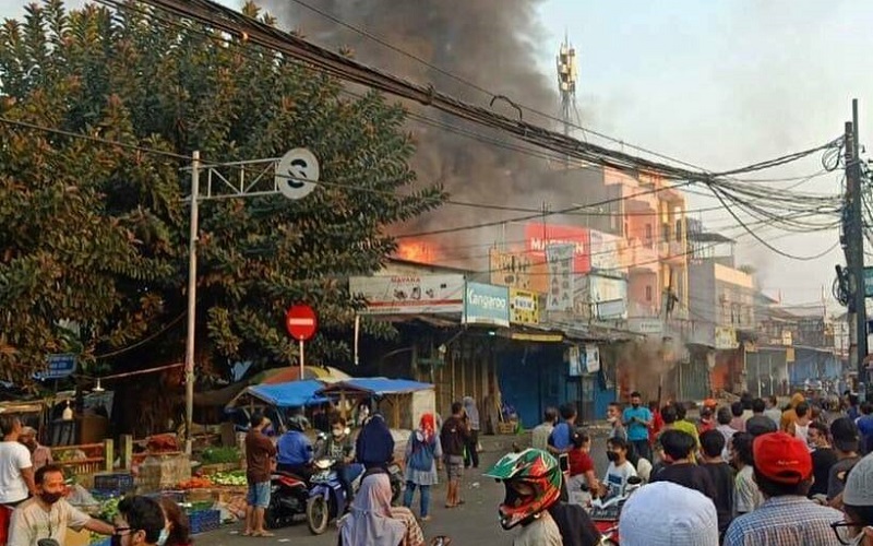 Kebakaran Landa 7 Ruko di Pasar Perumnas Klender Jaktim Selasa Pagi