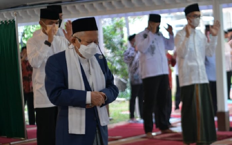 Ajak Masyarakat Patuhi Anjuran Pemerintah, Wapres Ma'ruf Amin Sholat Id di Rumah Dinas