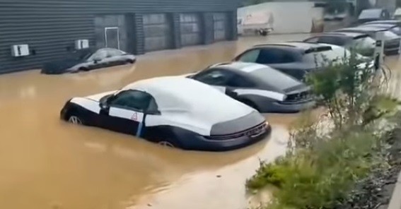 Dealer Mobil Mewah Terendam Banjir, Puluhan Porsche Seharga Milliaran Rupiah Mengapung