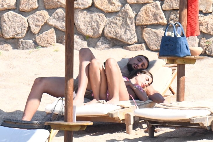 Bikin Iri, Donnarumma Tampil Mesra Bareng Pacar Seksinya saat Liburan di Pantai