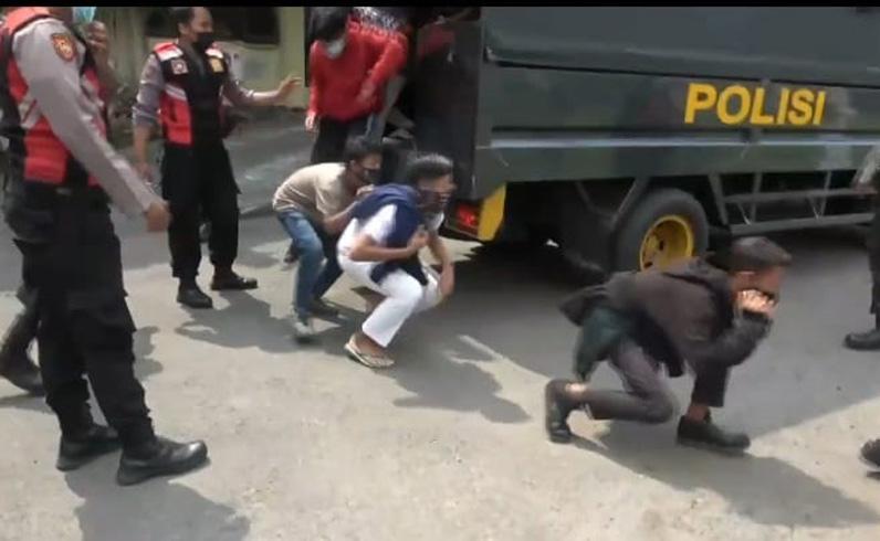 Terprovokasi Ajakan Demo Tolak PPKM, Puluhan Pelajar di Brebes Ditangkap Polisi