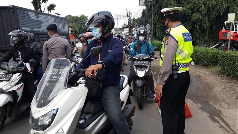 Diputar Balik Petugas Penyekatan, Pengendara: Saya Kira PPKM Darurat Enggak Diperpanjang