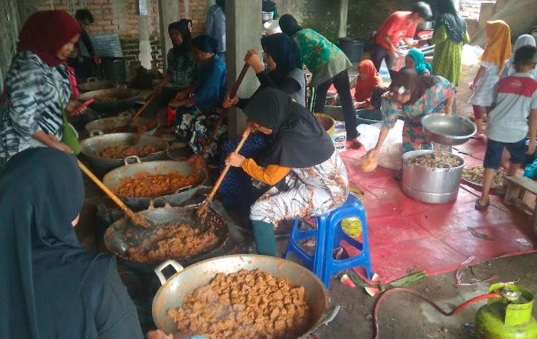 Warga Agam Masak 500 Kg Daging Rendang untuk Perantau Terdampak PPKM Darurat