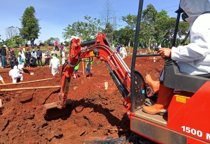 Kewalahan, Pemkot Depok Gunakan Alat Berat untuk Gali Kubur