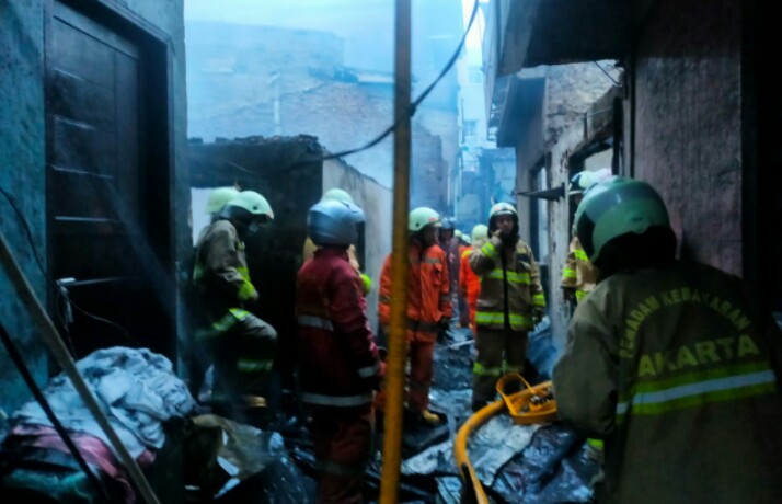 Permukiman Padat di Tambora Terbakar, 16 Mobil Pemadam Dikerahkan