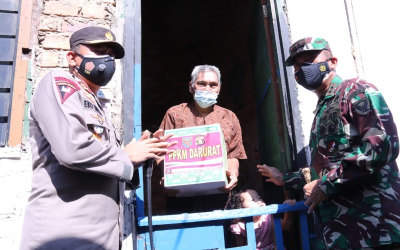 Dua Jenderal Lepas Bantuan Beras ke Warga Terdampak Covid-19 di Palembang
