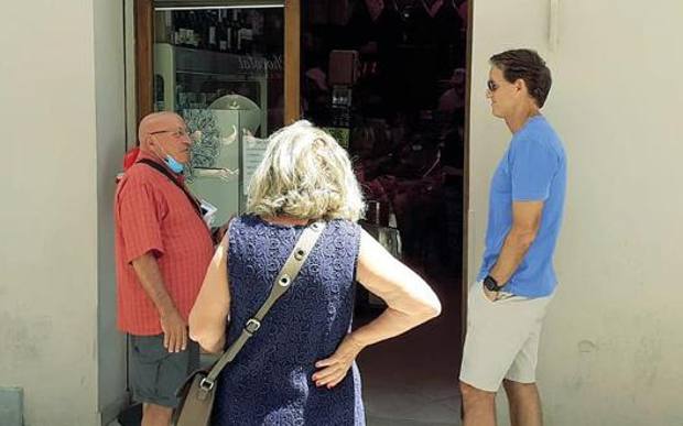 Momen Roberto Mancini Pulang Kampung: Ngobrol dengan Warga Sambil Ngantre Beli Daging