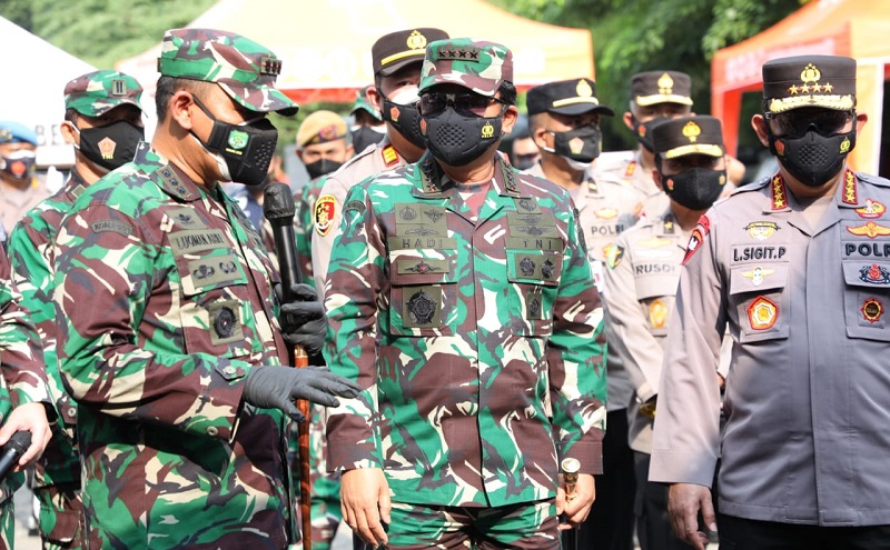 Panglima TNI dan Kapolri Serahkan Langsung Bansos ke Warga Jakarta di 3 Titik