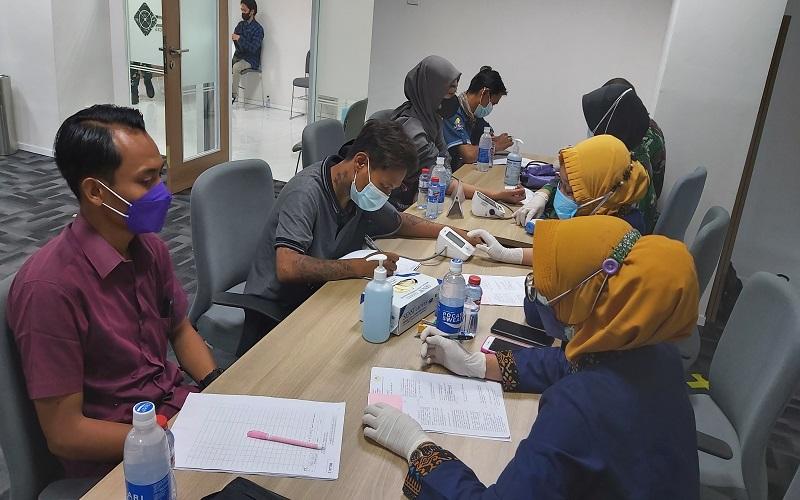 Ratusan Warga Antusias Ikuti Vaksinasi yang Digelar MNC Group dan Kodam V Brawijaya