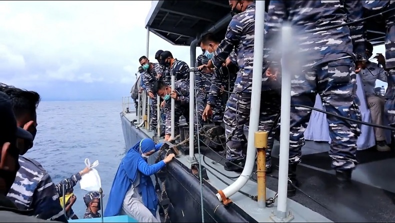    Gandeng TNI AL, Pemkot Ternate Gunakan KRI Kakap 811 Vaksinasi Warga Pulau Terluar