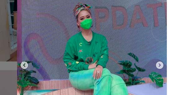 Inul Daratista Pamer Kulit Gosong Sambil Yoga, Netizen: Kok Bisa Lentur Gitu Ya