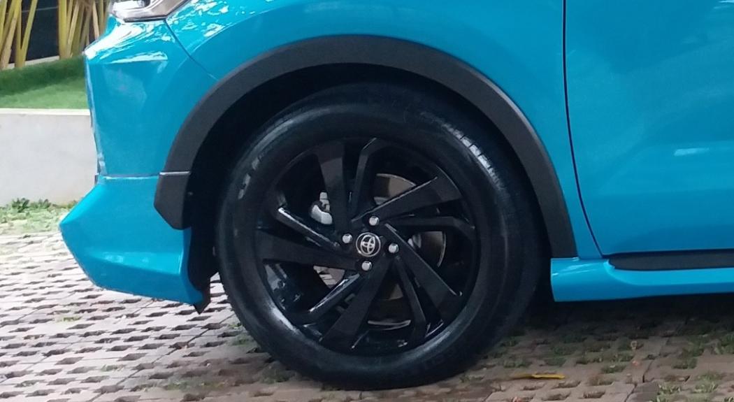 Efek Samping Ban Mobil Terlalu Sering Disemir, Cepat Kusam dan Bisa Pecah 