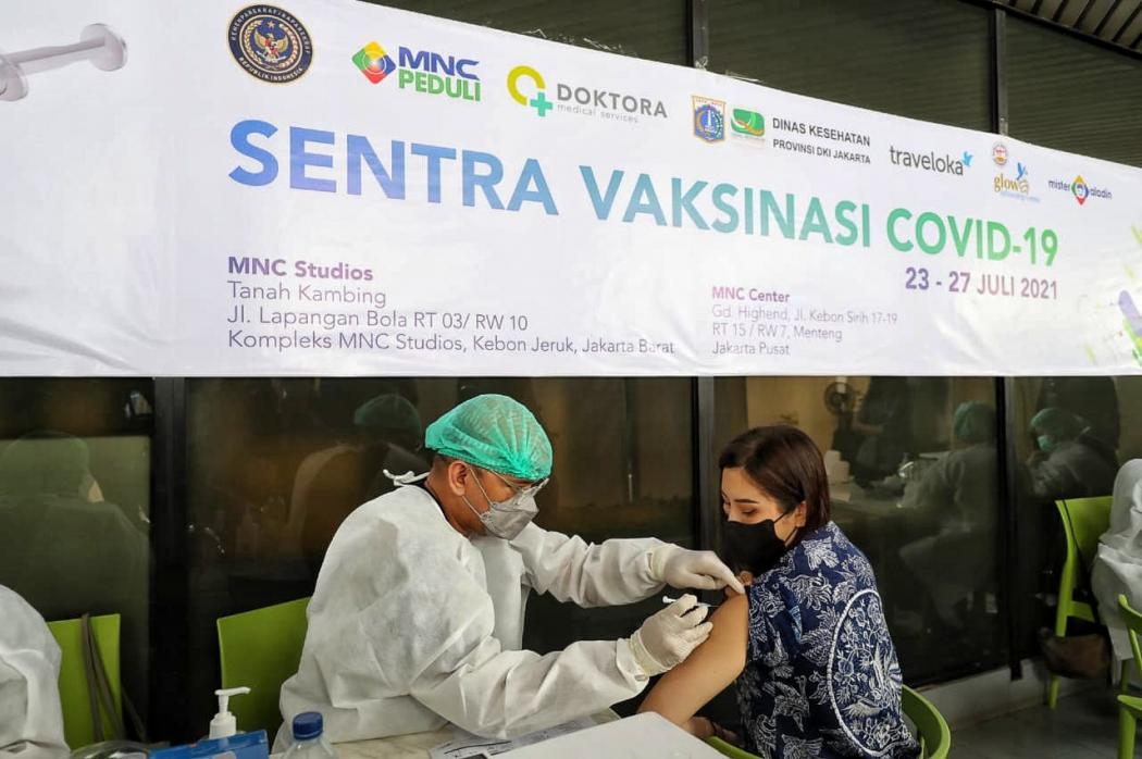 Wamenparekraf Angela Tanoesoedibjo Suntik Vaksin Covid-19 Bareng Masyarakat di Sentra Vaksin MNC Peduli