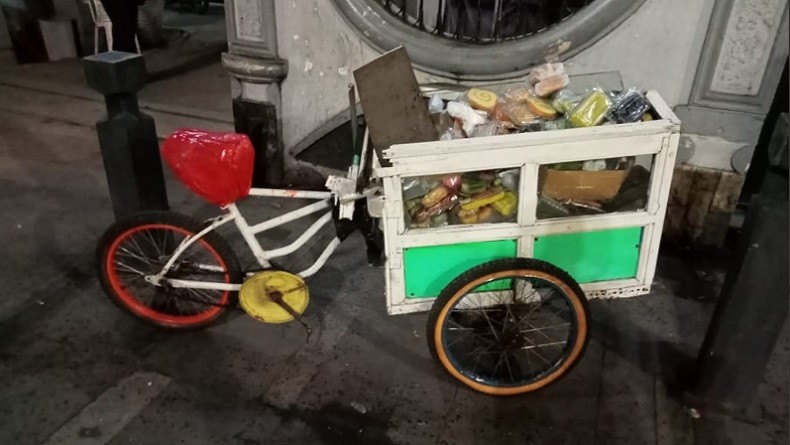 Gerobak Roti Dihantam Odong-Odong di Salemba, Pedagang Terluka