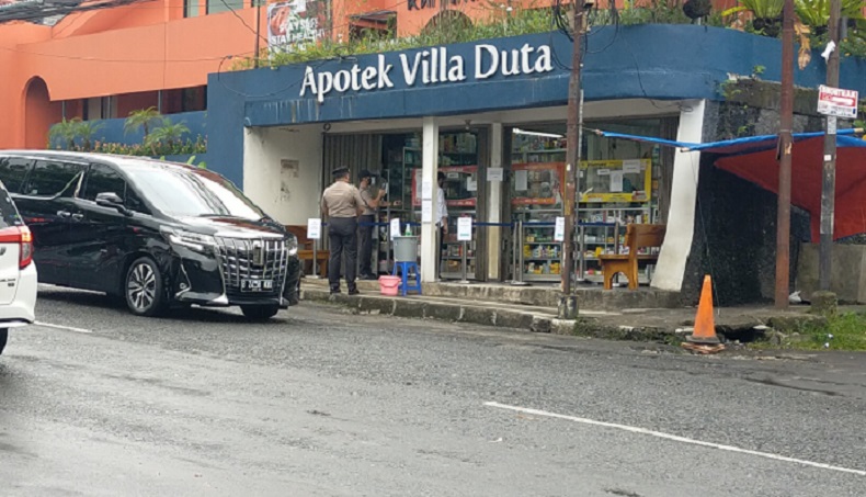 Jokowi Cek Ketersediaan Obat Covid-19 dan Multivitamin di Apotek Bogor