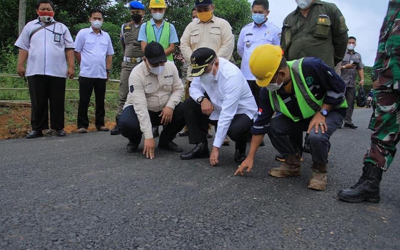 Muba Serap Karet Petani untuk Campuran Aspal Perbaikan Jalan 