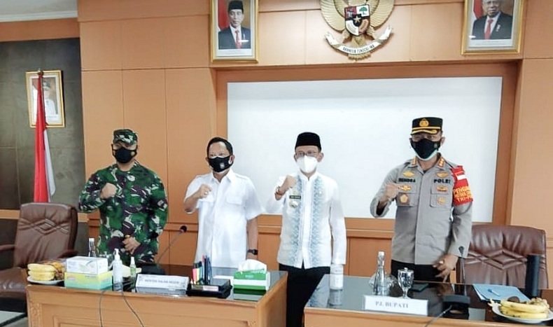 Awasi Distribusi Bansos, Mendagri Beri Instruksi ke Pejabat Bupati Bekasi