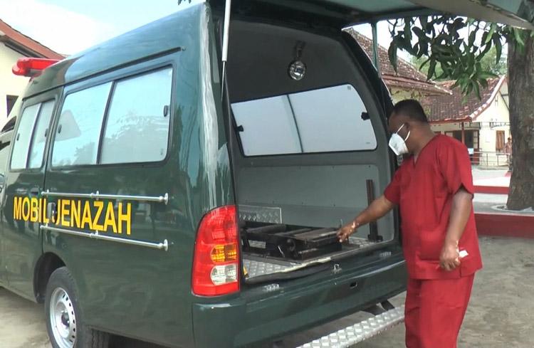 Korem 072 Pamungkas Yogyakarta Pinjamkan Mobil Ambulans untuk Penanganan Covid-19 di Bantul