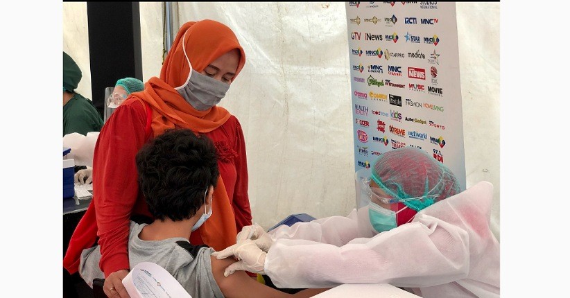 Anak-Anak Ikut Divaksin Covid-19 di Sentra Vaksinasi MNC Center