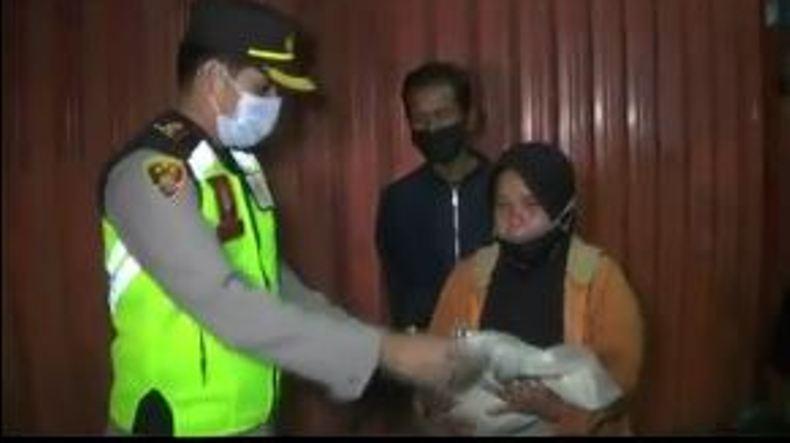 Patroli PPKM Level 4, Kapolres Magelang Kota Borong Dagangan Penjual Angkringan 