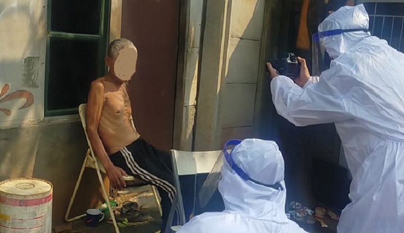 Buat e-KTP di Tangsel, ODGJ Ngamuk Kira Petugas Pakaian APD Pocong