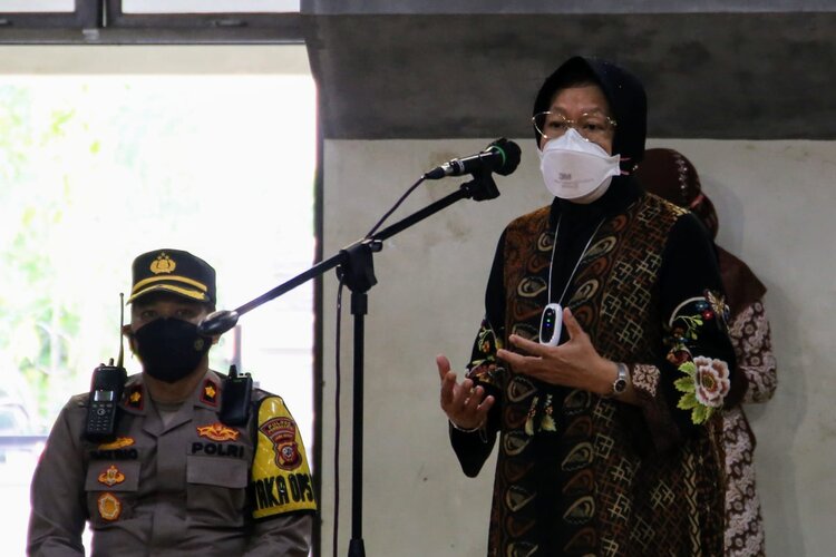 Turun Langsung ke Purwakarta, Mensos Risma Pastikan Bansos Telah Tersalur