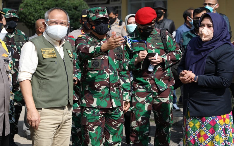 Tinjau Isolasi Terpusat di Bandung, Panglima TNI Doakan Pasien Segera Sembuh