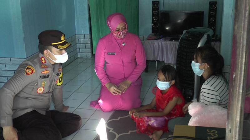 Mengharukan, Kapolres Kendal Berikan Boneka Lucu ke Anak Korban KDRT