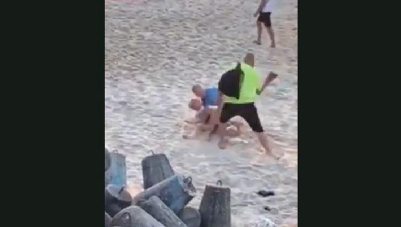 Pasangan Ini Nekat Berhubungan Seks di Pantai, Dipukul Pengunjung dengan Sandal Jepit