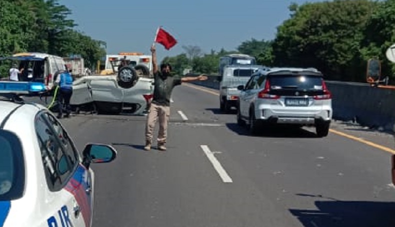Perempuan Tua dan Balita Jadi Korban Tewas Minibus Terbalik di Tol Cipularang Purwakarta