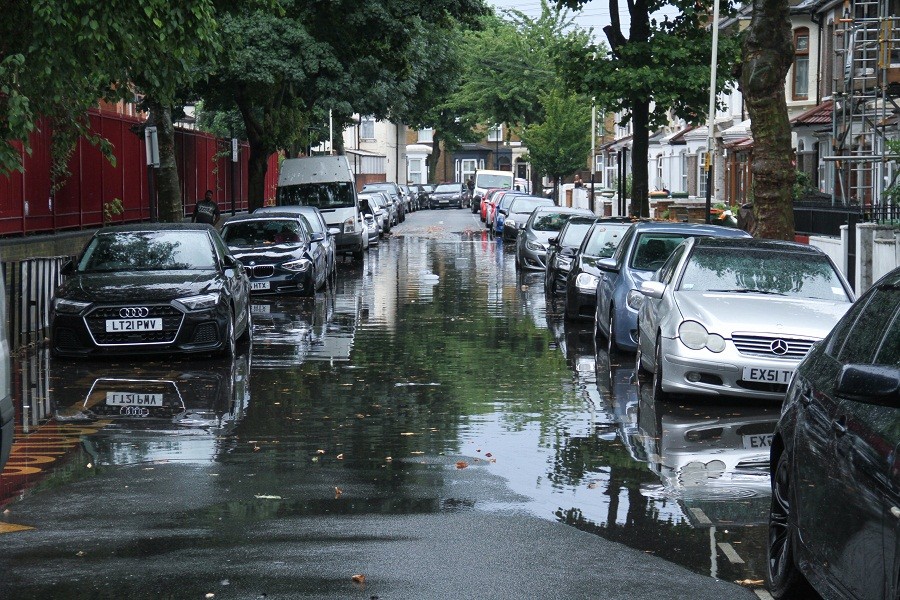 London Diterjang Banjir, Banyak Kendaraan Terendam Air di Jalan-Jalan