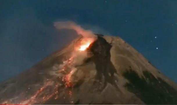 Gunung Merapi Luncurkan Lava Pijar 2,5 Km Picu Kebakaran Vegetasi