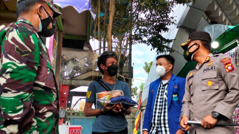 Tim Gabungan Bagikan Beras Bansos Terdampak PPKM di Kabupaten Gorontalo