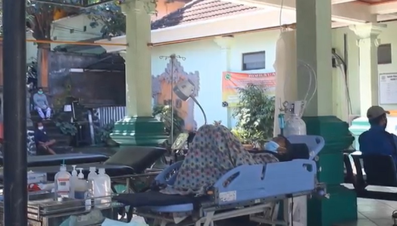 Rumah Sakit Penuh, Pasien Non-Covid RSUD Karangasem Dirawat di Halaman