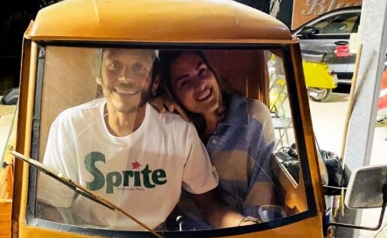 Bukan Mobil atau Motor, Valentino Rossi Ajak Pacar Seksinya Kencan Naik Bajaj