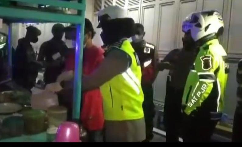 Patroli Skala Besar, TNI-Polri Tutup Warung PKL di Banyumas dengan Cara Ini