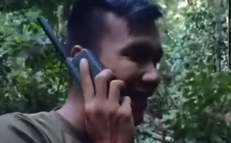 Kisah Anggota Brimob Azankan Anaknya yang Baru Lahir Lewat Telepon saat Memburu MIT di Tengah Hutan Sulawesi
