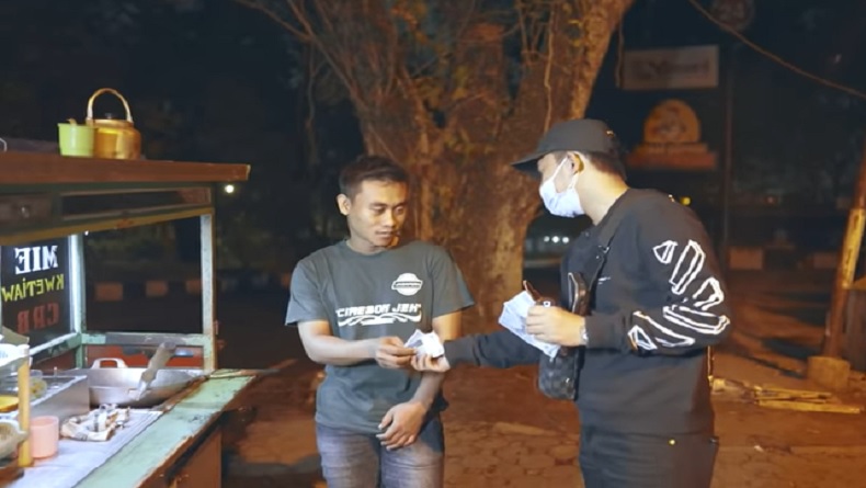 Deretan Viral Aksi Berbagi saat Pandemi, dari Sembako hingga Uang Tunai