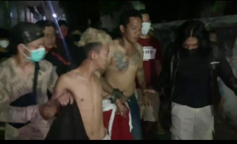 Melarikan Diri usai Menjambret dan Tabrak Mobil, 2 Remaja Dihajar Warga 