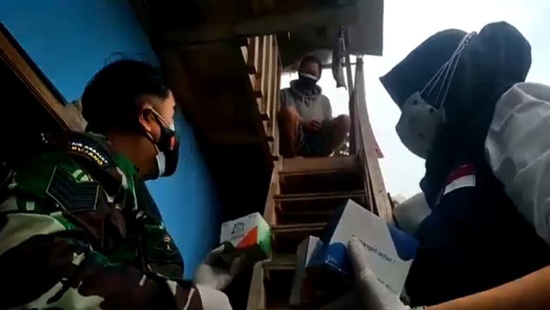 TNI dan Satgas Covid Desa Antarkan Obat dan Vitamin untuk Warga Isoman di Lembang KBB