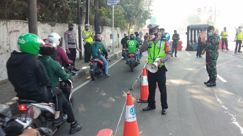 Situasi Terkini di Penyekatan Jalan Kalideres dan Fatmawati, Petugas Periksa STRP Pengendara
