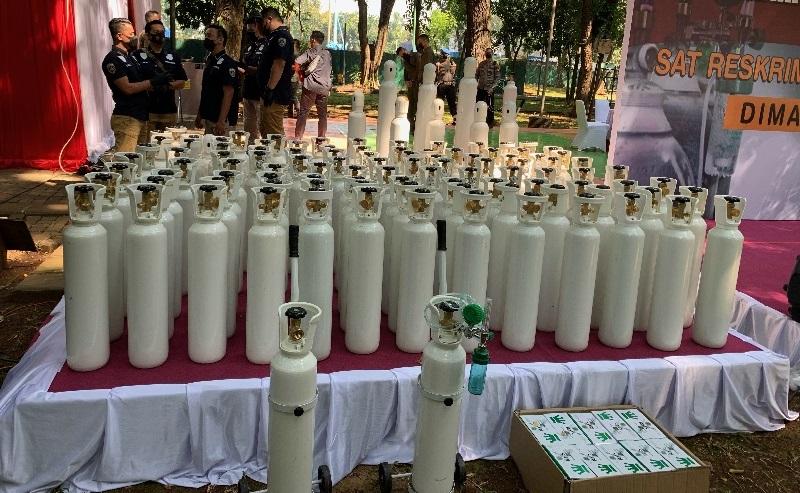 Bantu Penanganan Covid-19, Polda Metro Jaya Serahkan 138 Tabung Oksigen yang Disita dari Penimbunan