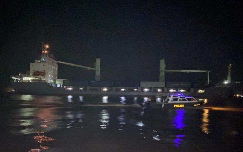 Sat Polair Polresta Banjarmasin Kawal Kapal Pembawa Oksigen