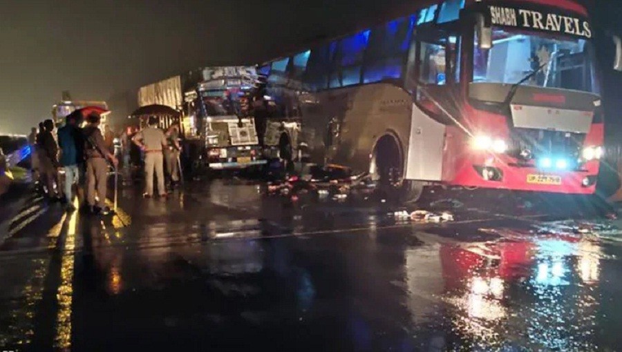 Tidur di Pinggir Jalan Tol karena Bus Mogok, 18 Buruh Tewas Ditabrak Truk