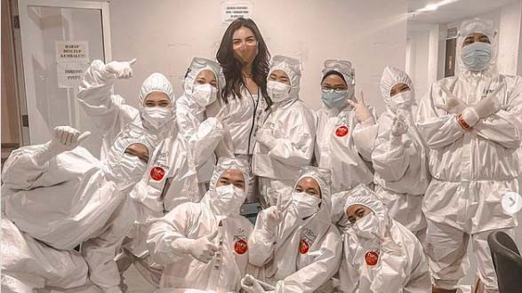 Millen Cyrus Pamer Foto Bareng Nakes di Wisma Atlet: Bahagia Ketemu Pahlawan 